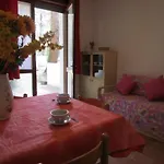 Apartamento Charming With Fenced Garden